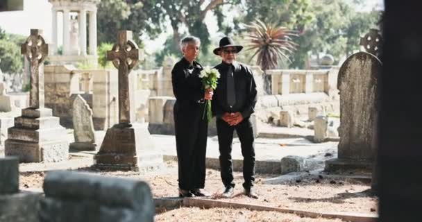 Flores Sénior Pareja Cementerio Para Funeral Servicio Espiritual Entierro Por — Vídeos de Stock