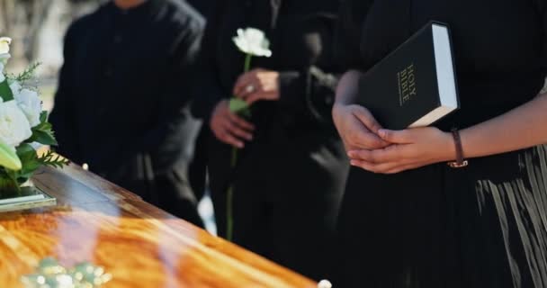 Koffin Familj Och Bibel Kyrkogården För Begravning Minnesgudstjänst Eller Kristen — Stockvideo