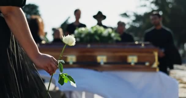 Πρόσωπο Χέρι Και Αυξήθηκε Φέρετρο Στο Νεκροταφείο Για Θάνατο Χριστιανισμό — Αρχείο Βίντεο