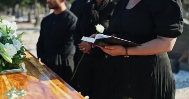 サポート 慰めのために墓地で聖書を持つ女性 悲しみ 墓地にいる人々は 棺で聖書 そして言葉で — ストック動画