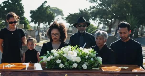 Keluarga Sedih Dan Peti Mati Pemakaman Untuk Upacara Pemakaman Pelayanan — Stok Video