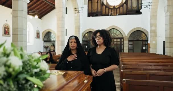 Gyász Veszteség Nők Koporsóban Együtt Gyászszertartás Templomban Tisztelet Támogatás Kényelem — Stock videók