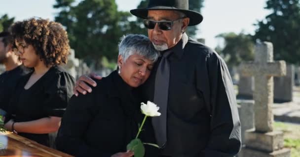 Кладбище Зрелый Мужчина Женщина Обнимаются Похоронах Поминальной Службе Похоронах Сочувствии — стоковое видео
