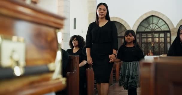 장례식에서 사랑하는 사람을위한 아이를 위로하는 어머니 슬픔이나 교회에서 서비스에 손실에 — 비디오