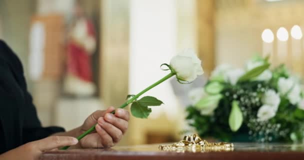 手和人在棺材里 花在教堂的追悼会上 以求得尊重 支持和安慰 葬礼和寡妇与玫瑰 记忆和告别在灵性告别的棺材里 — 图库视频影像