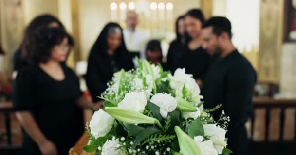 死亡和棺材中的人 以及在教堂的追悼会上献花以求得尊重 支持或安慰的人 悲伤或家庭与玫瑰 记忆和告别在灵性告别的棺材 — 图库视频影像