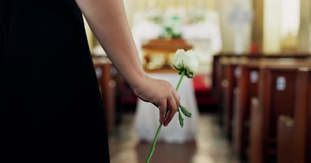 在教堂的葬礼上 手和人与花一起在棺材的追悼会上献祭 以求得尊重 支持和安慰 悲伤和寡妇与玫瑰 记忆和告别在灵性告别的棺材里 — 图库视频影像