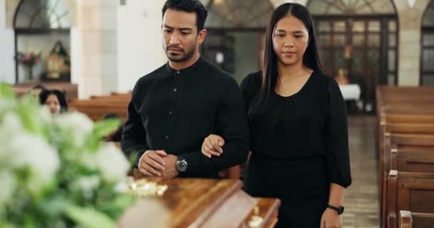 Śmierć Żałoba Para Przy Trumnie Kościele Żałoba Wsparcie Szacunkiem Dla — Wideo stockowe