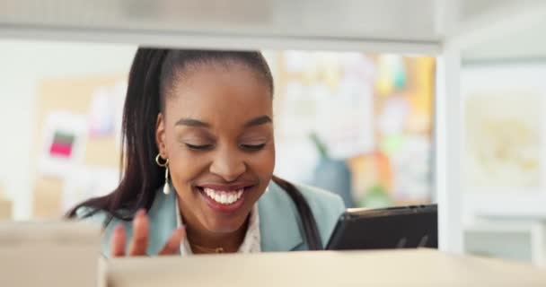 业务人员和库存检查与管理和包装管理的平板电脑 办公室 盒子和非洲女性专业人员 带着货运物流和仓储搜索的微笑 — 图库视频影像