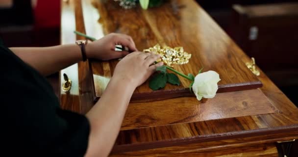 Coffin Λουλούδι Και Χέρια Της Χήρας Στην Κηδεία Για Αντίο — Αρχείο Βίντεο