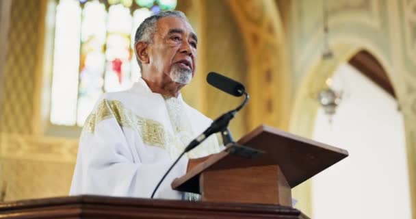 Hombre Sacerdote Iglesia Sermón Para Ceremonia Religión Oración Conmemorativa Adorar — Vídeos de Stock