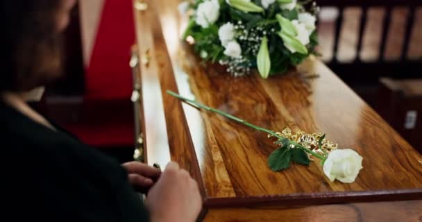 鲜花和妻子的手在丧礼上与悲伤 失落或痛苦的哀伤擦肩而过 在教堂举行的告别仪式或追悼会上 死亡和与妇女一起敬礼的玫瑰 — 图库视频影像