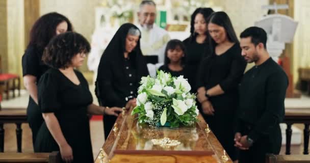 Funeraria Muerte Familia Por Ataúd Con Flores Servicio Conmemorativo Iglesia — Vídeos de Stock