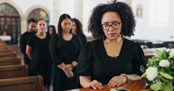 Trumna Pogrzeb Smutna Kobieta Śmiercią Żałobą Ludźmi Podczas Ceremonii Pogrzebowej — Wideo stockowe