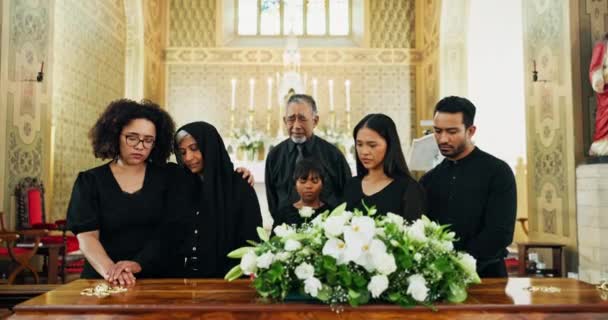 家人和孩子在棺材前哭泣 在教堂举行的追悼会上鲜花盛放 在尊重 支持和安慰方面 失落和告别的男男女女 在悲伤告别的棺材前 — 图库视频影像