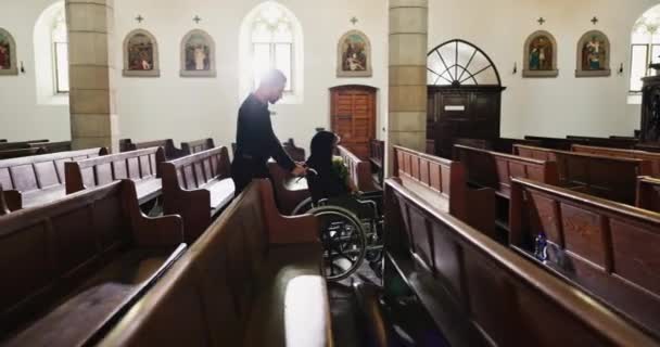 Sorg Förlust Och Änka Rullstol Begravning Tillsammans För Minnesstund Kyrkan — Stockvideo
