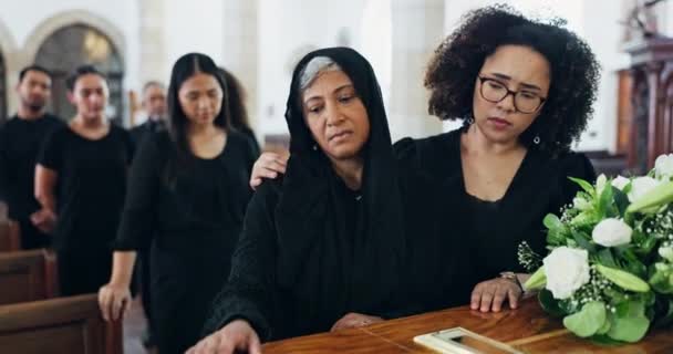 Coffin Funeral Triste Familia Con Muerte Duelo Ceremonia Entierro Iglesia — Vídeos de Stock