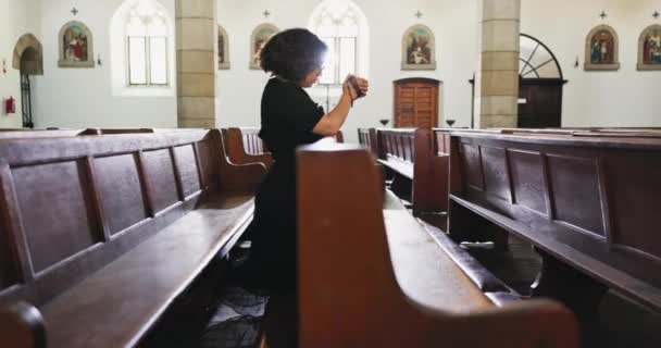 Женщина Грустная Молящаяся Церкви Уважением Одна Религия Горе Утешением Благодарностью — стоковое видео