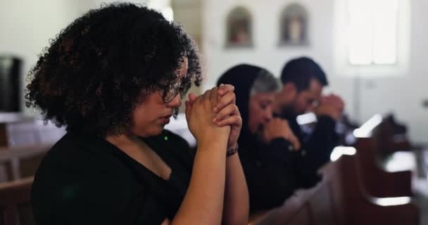 Pohřeb Pomník Lidé Modlí Kostele Bohoslužby Obřad Náboženství Smrt Smutek — Stock video