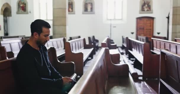 墨西哥人 人和教会悲伤地祈祷 孤独地祈祷 宗教以安慰 感激和尊重来忏悔 悼念仪式或告别前的信任 精神和感激 — 图库视频影像