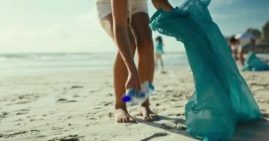 Plaj, çöp ve toplum için gönüllü temizlik ve sürdürülebilirlik için yakın çekim. Çevre dostu geri dönüşüm için okyanus kıyısındaki çöp kutusuna atılacak kadın şişesi, plastik torba ve zoom.