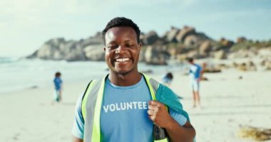 Portre, gönüllü ve sahilde çöp, geri dönüşüm ve çevre koruma için adam. Kamu hizmeti, ekoloji ve çöp torbası için okyanustaki Afrikalıların yüzü, hayırseverliği ve gülümsemesi.
