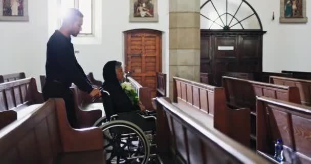 Mujer Mayor Flores Funeral Capilla Con Silla Ruedas Hombre Ceremonia — Vídeos de Stock