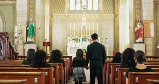 Familia Iglesia Católica Para Funeral Caminata Isleña Servicio Dominical Para — Vídeos de Stock