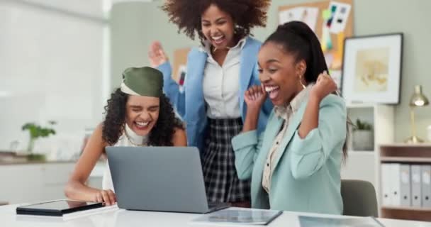 高五和经商女性在办公室用笔记本电脑进行在线奖金 竞争和成绩奖励 团队合作和计算机上兴奋的工作人员庆祝好消息 晋升和胜利 — 图库视频影像
