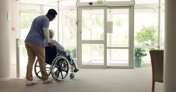 Mann Physiotherapeut Und Senioren Betreuen Rollstuhlfahrer Vertrauensvoller Unterstützender Oder Pflegerischer — Stockvideo