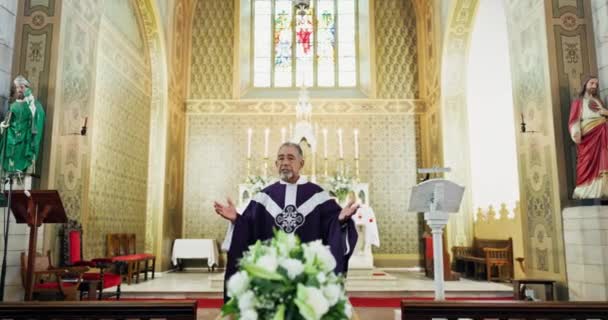 Beerdigung Predigt Und Priester Der Kirche Für Religion Spirituelle Predigt — Stockvideo