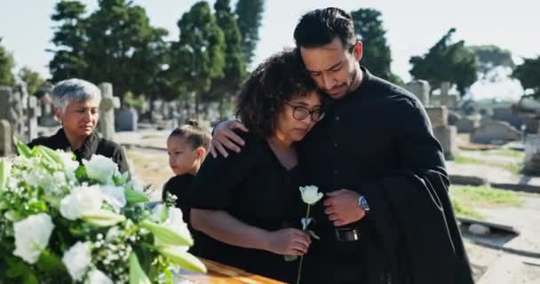 Abrazo Apoyo Pareja Cementerio Para Funeral Servicio Espiritual Entierro Despedida — Vídeos de Stock