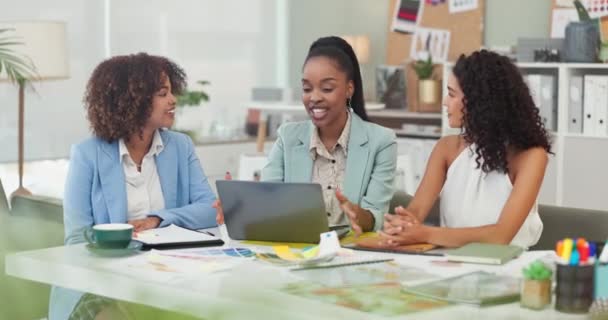 Mujeres Negocios Reuniones Diseñadores Portátil Para Ideas Creativas Planificación Trabajo — Vídeo de stock