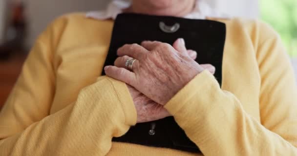 シニア 悲しみのための写真ハグと悲しみ アルツハイマー病や心の健康と記憶 ノスタルジア 高齢者の手と絵は 喪失のために抱擁しています — ストック動画