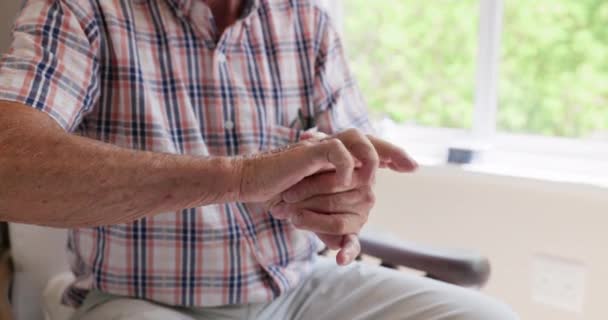 Uomo Anziano Primo Piano Mani Con Dolore Lesioni Problemi Ortopedici — Video Stock
