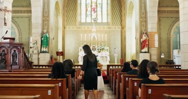 Rodzina Kościół Chrześcijański Katolicki Pogrzeb Spacery Niedzielne Nabożeństwo Kondolencje Śmierć — Wideo stockowe