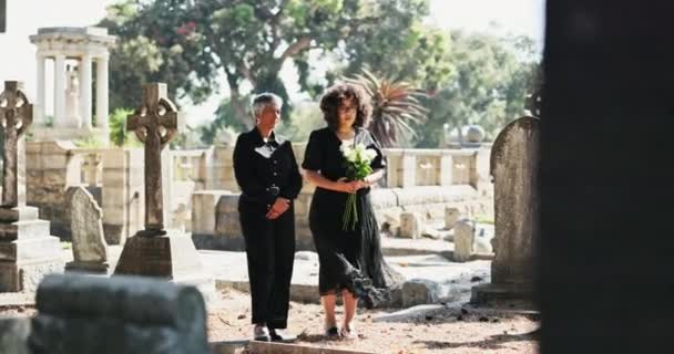 Matka Cmentarz Lub Kobieta Przy Nagrobku Pogrzeb Ceremonię Śmierci Lub — Wideo stockowe