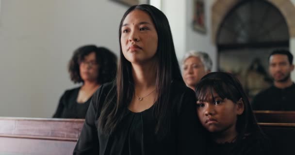 Iglesia Muerte Hijo Con Madre Funeral Servicio Conmemorativo Triste Evento — Vídeo de stock