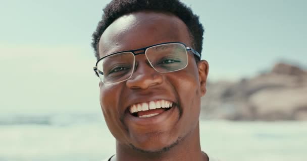 Πρόσωπο Χαλαρώστε Και Μαύρο Άνδρα Στην Παραλία Καλοκαίρι Για Ταξίδια — Αρχείο Βίντεο