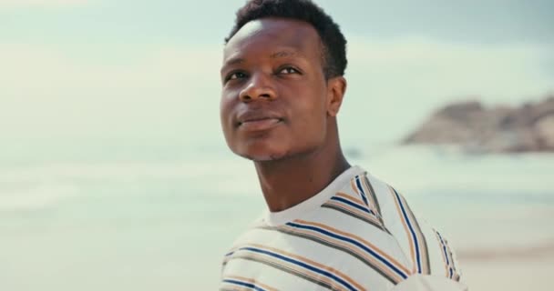 Πρόσωπο Σκέψη Και Μαύρο Άνδρα Στην Παραλία Καλοκαίρι Για Ταξίδια — Αρχείο Βίντεο