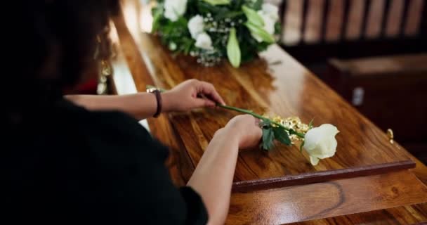 花朵和女人的手在丧礼上与悲伤 失落或痛苦的哀伤擦肩而过 在教堂举行的告别仪式或追悼会上 死亡和与妻子敬礼的玫瑰 — 图库视频影像