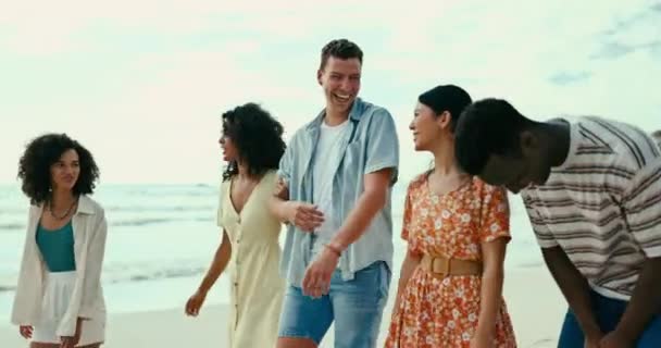 Χαμογελάστε Καλοκαίρι Και Φίλοι Γελώντας Στην Παραλία Μαζί Για Ταξίδια — Αρχείο Βίντεο