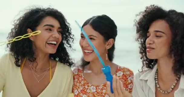 Γυναίκες Φίλοι Φυσώντας Φυσαλίδες Στην Παραλία Για Ένα Διασκεδαστικό Διακοπές — Αρχείο Βίντεο