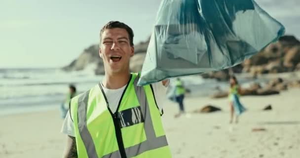 Πορτρέτο Παραλία Και Άνθρωπος Σακούλα Σκουπιδιών Κλιματική Αλλαγή Και Χαμόγελο — Αρχείο Βίντεο