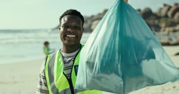 Porträt Strand Und Schwarzer Mann Mit Müllsack Umwelt Und Klimawandel — Stockvideo
