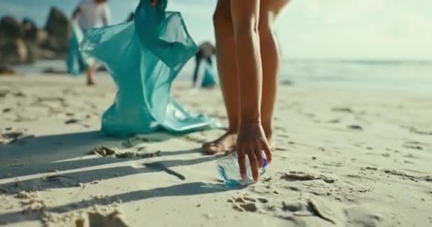 Praia Reciclar Voluntário Com Garrafa Plástico Para Limpeza Poluição Ambiente — Vídeo de Stock