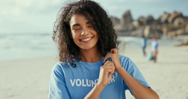 海滩上的女性形象 志愿者和微笑 带着垃圾袋清洁垃圾 生态和环境保护 随波逐流 乐于助人 — 图库视频影像