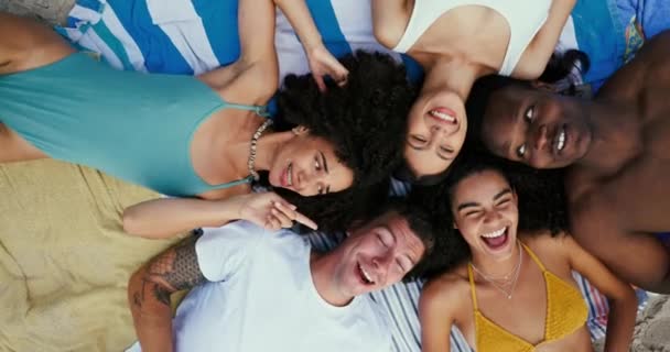 朋友们 快乐地躺在一起 共度佳节 与多样性联系在一起 寻求支持 嬉笑着拥抱 记忆和暑假 视野开阔 外出旅行 — 图库视频影像