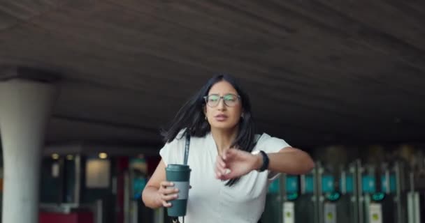 Seyret Şehir Kadını Işe Geç Kalıyor Sokak Kentsel Alanda Kahve — Stok video