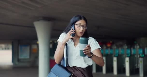 Telefon Şehir Kadını Kahve Saatle Işe Geç Kalıyor Stres Zaman — Stok video